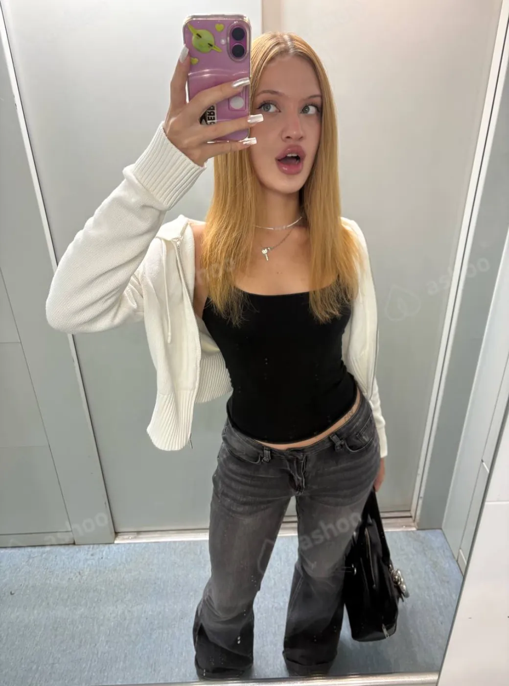 Emma, 24
